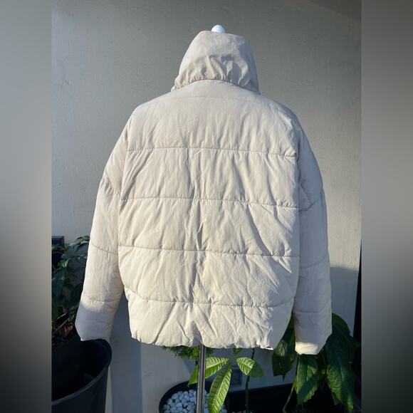 ☘️ Sinsay Short Puffer Jacket with Zip Collar and Patch Pockets in Cream Color - Picture 7 of 14